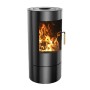Schwarzer Sannover Holzofen Oscar 8,2 kW mit brennenden Holzscheiten hinter Glas. Moderner Kaminofen mit Holzgriff.