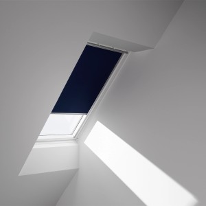 Velux Verdunklungsrollo DKL MK06, dunkelblau im Dachfenster für optimale Abdunkelung.