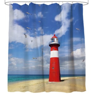 Sanilo Duschvorhang mit Leuchtturm-Motiv, 180x200 cm. Blick auf Strand, Meer und blauen Himmel.