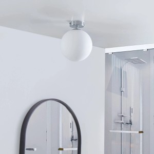 Moderne, spritzwassergeschützte LED Deckenlampe in Chrom mit rundem, weißem Glasschirm.