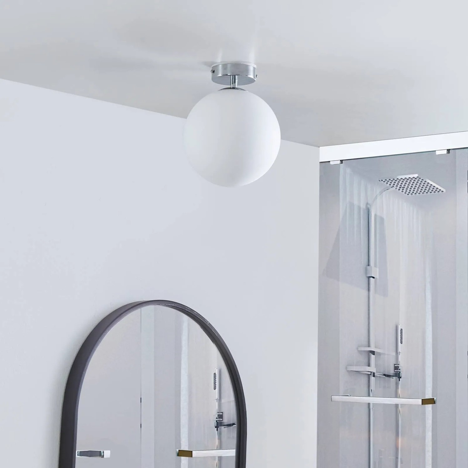 Moderne, spritzwassergeschützte LED Deckenlampe in Chrom mit rundem, weißem Glasschirm.
