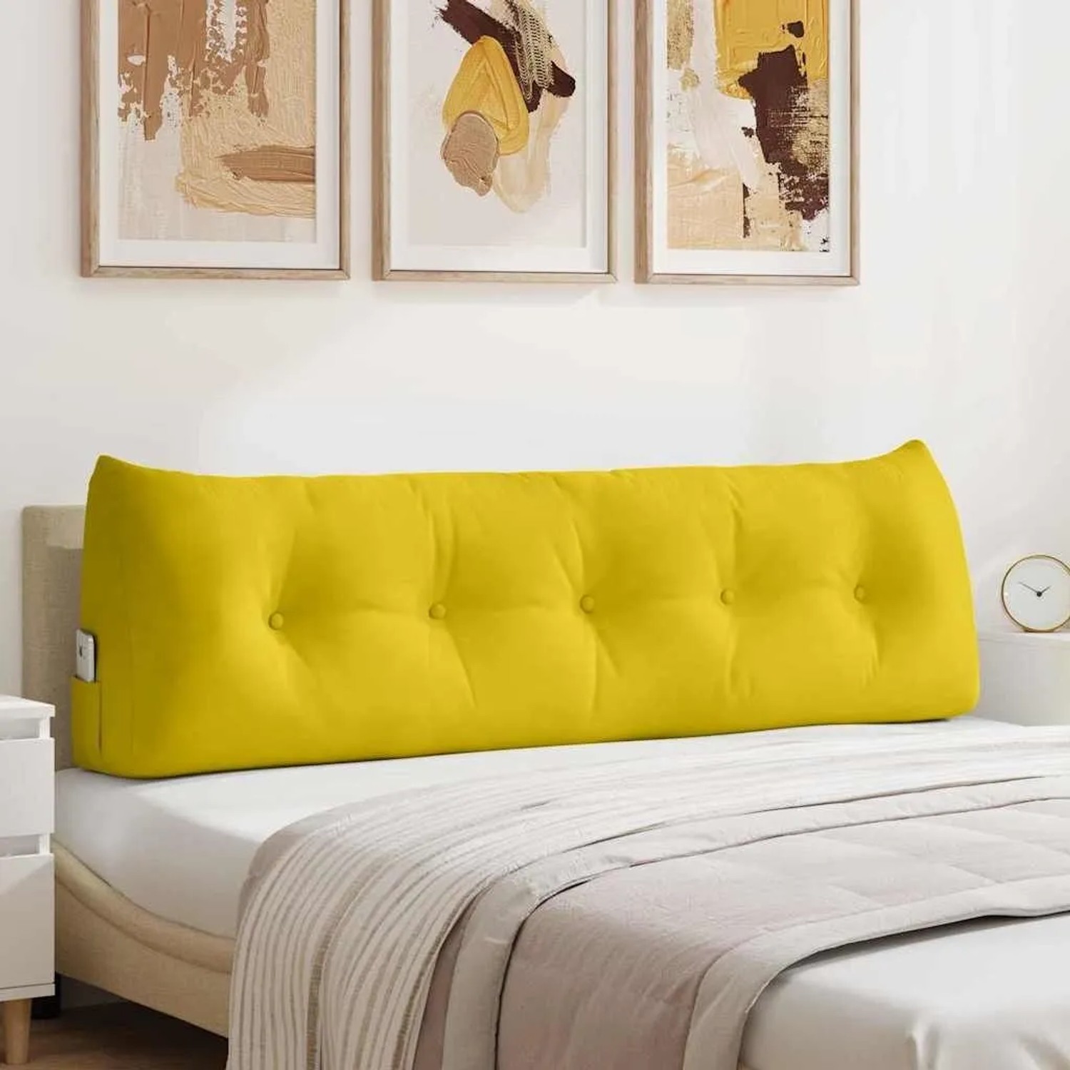 Gelbes Samt-Rückenkissen mit Knopfheftung auf einem Bett. Ideal als Kopfkissen oder Rückenstütze. Mit Seitentasche.