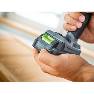 LUX Akkuschrauber A-BS-20-A Solo in Verwendung, Nahaufnahme des Akkus.