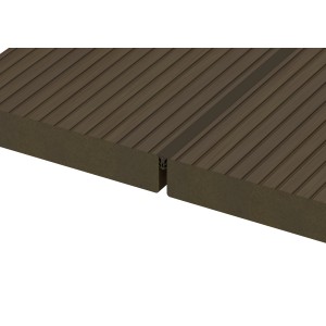 Detailaufnahme: Terrassendielen mit schwarzer Fugendichtung (7-10 mm) für optimale Abdichtung.