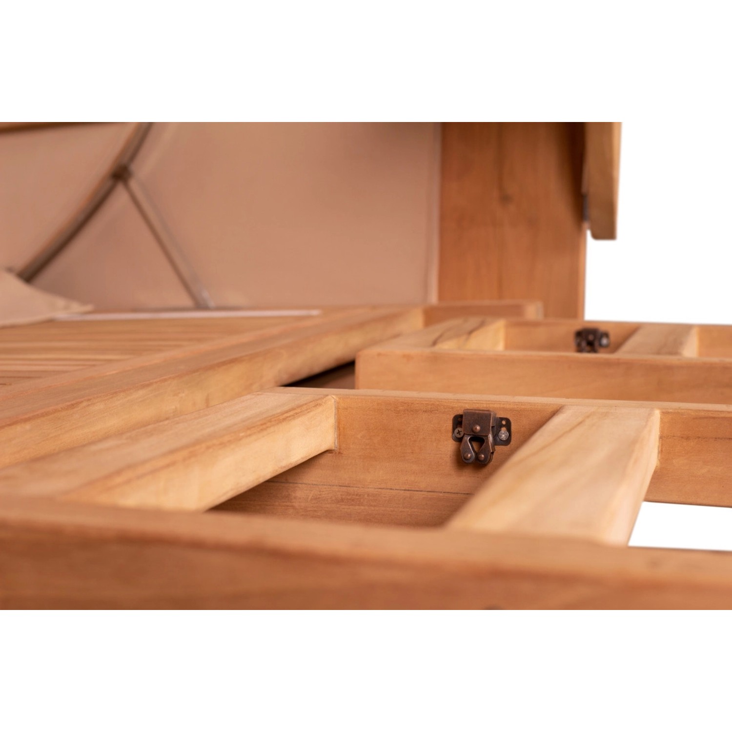 Detailansicht des Teakholz-Rahmens vom GarWoh Strandkorb Rantum Grande XXL.