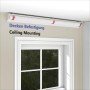 Weißes Deco-Raum Tageslicht-Rollo Basic GL, an der Decke über einem Fenster montiert. Zeigt die Deckenbefestigung.