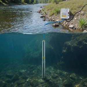 Edelstahl Tiefbrunnenpumpe im Fluss, mit blauem Schlauch zum Steuerkasten am Ufer. Robuste Wasserpumpe.