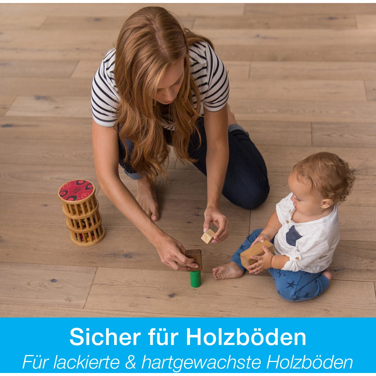 Frau und Kind spielen auf gereinigtem Holzboden mit Bona OxyPower Reiniger. Sicher für Kinder.
