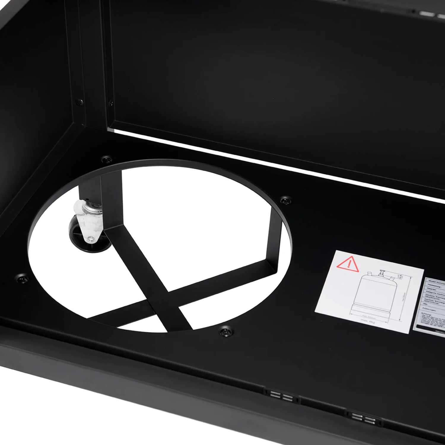 Detailaufnahme: Untergestell des schwarzen Taino Red 6+1 Gasgrill mit Gasflaschenhalterung und Rollen.