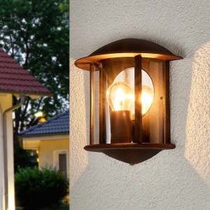 Braune Lindby Maelis Außenwandleuchte aus Aluminium, spritzwassergeschützt und modern. Für Terrasse und Garten.