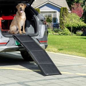 PawHut Haustierrampe, klappbar, für einfachen Einstieg ins Auto, mit sitzendem Labrador.