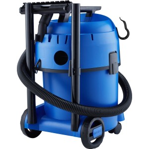 Blauer Nilfisk Multi II 22 Nass- und Trockensauger mit Zubehörablage und Schlauch.