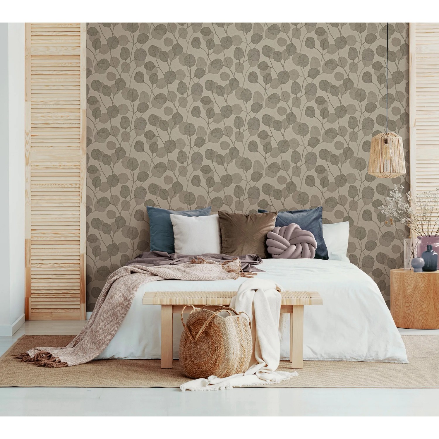 Braune Marburg Vliestapete mit floralem Blattmotiv im Schlafzimmer.