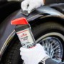 Nigrin Reinigungs-Politur 500ml in Anwendung auf einem Oldtimer, zur Autopflege und Lackaufbereitung.