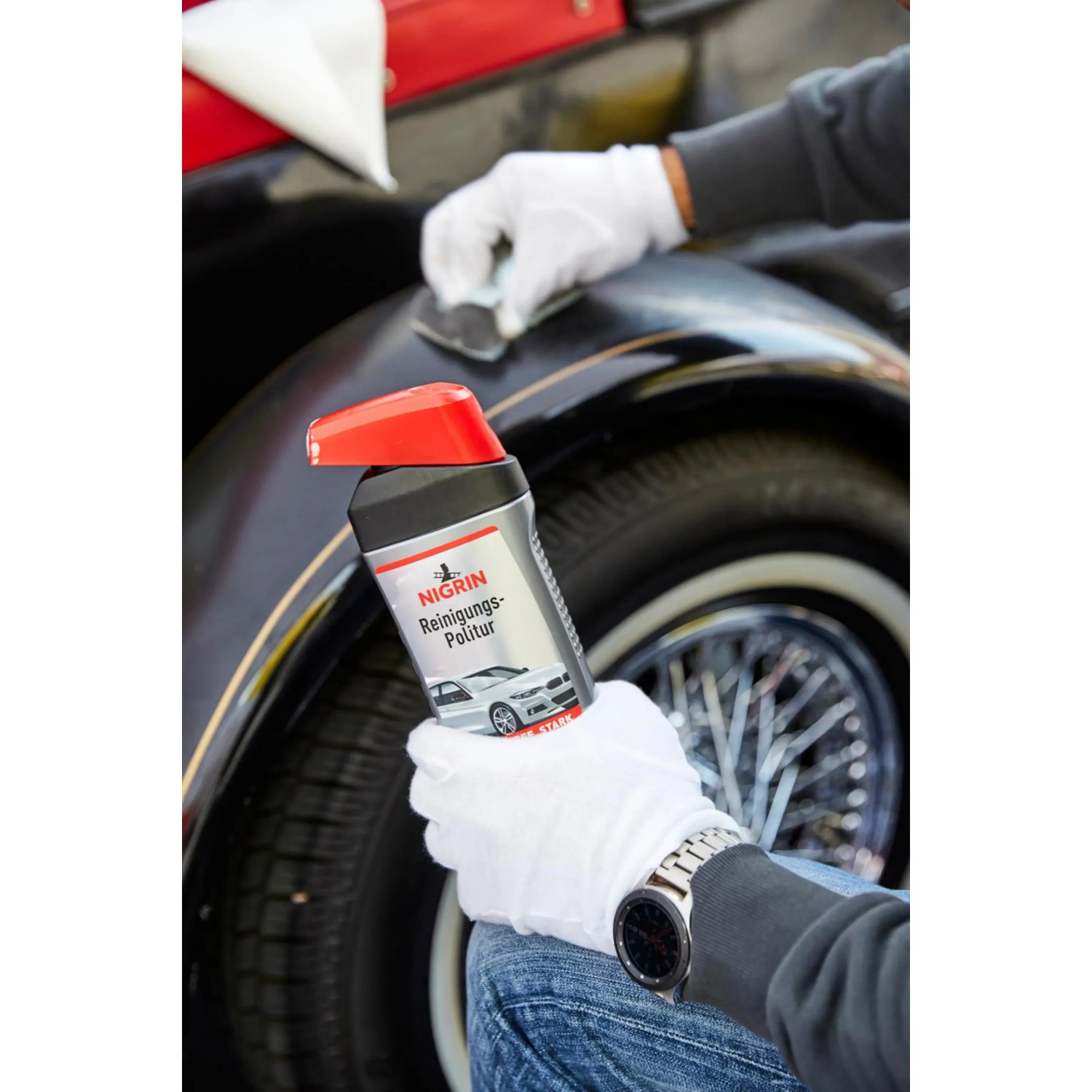 Nigrin Reinigungs-Politur 500ml in Anwendung auf einem Oldtimer, zur Autopflege und Lackaufbereitung.