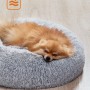 Graues, flauschiges Feandrea Hundebett (60 cm) mit schlafendem Hund. Weiche, runde Hundecouch für Komfort.