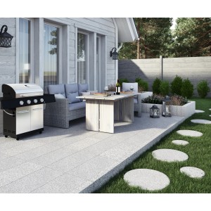 Naturstein Trittstein Sino Grau, Ø 25 cm, im Gartenweg. Runde Form, grauer Stein.