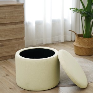 Beiger Svita Amber Hocker mit Stauraum und abgenommenem Deckel.