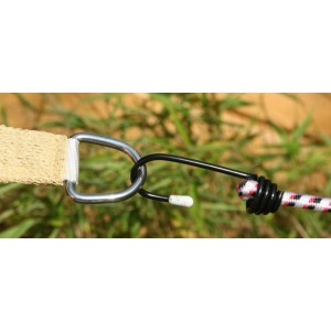 Detailaufnahme: Floracord Sonnensegel, silbergrau, mit Edelstahlring und Spanngurt.