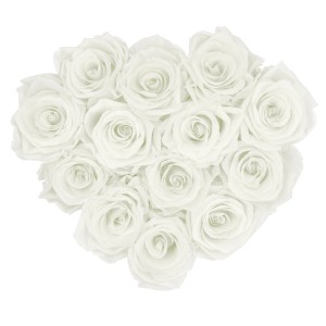 Herzförmige Rosenbox mit 13 weißen Rosen. Romantischer Blumenstrauß.