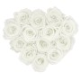 Herzförmige Rosenbox mit 13 weißen Rosen. Romantischer Blumenstrauß.