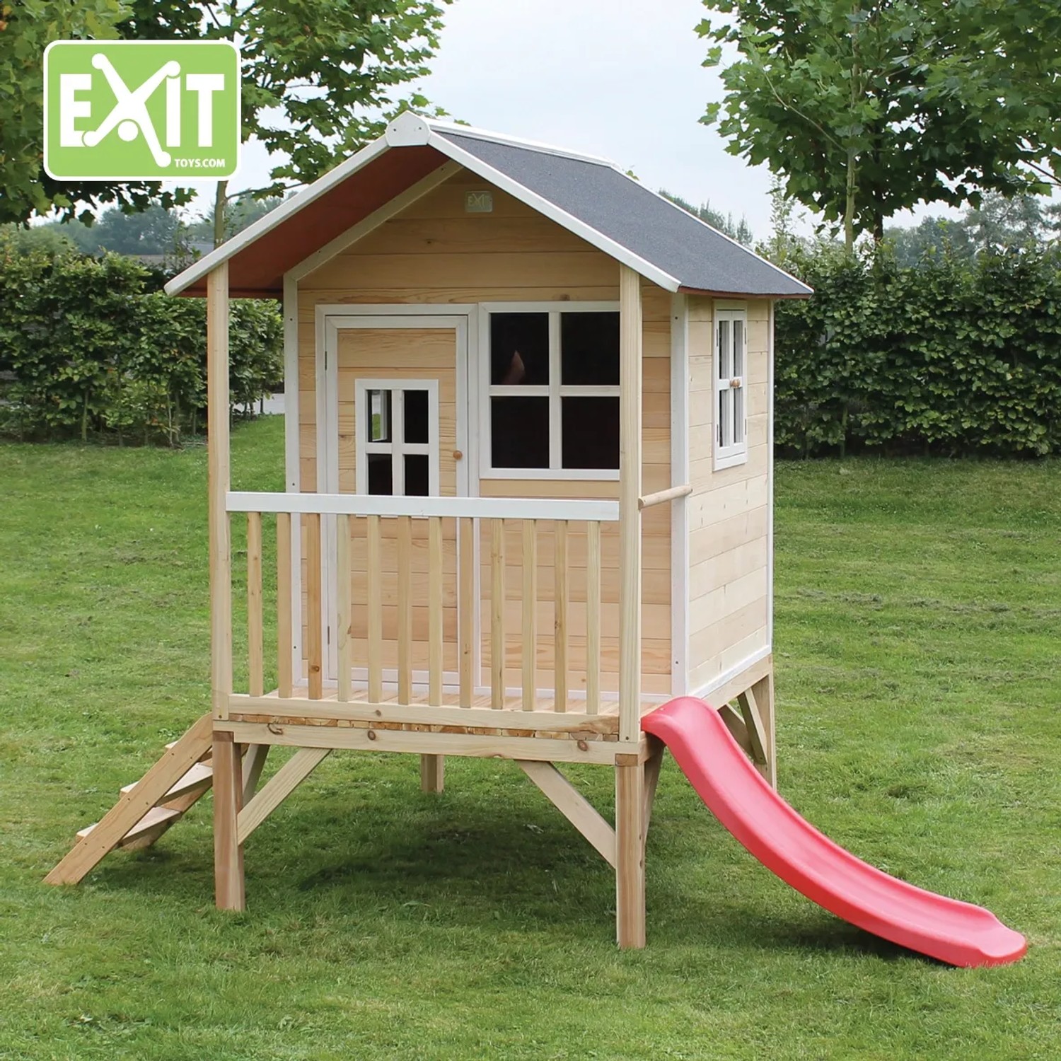 EXIT Loft 300 Holzspielhaus naturel mit Rutsche und Treppe im Garten.