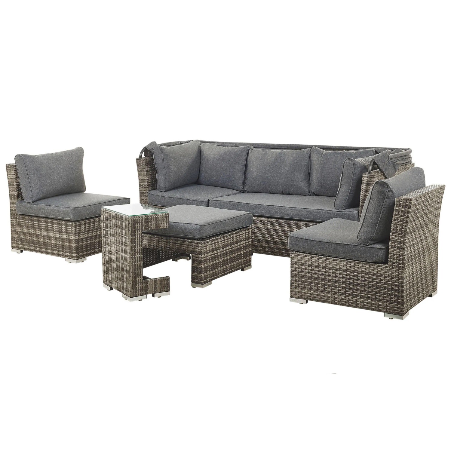 Dunkelbraunes 5-teiliges Polyrattan Lounge Set CORTE mit Sofa, 2 Sesseln, Ottomane, Beistelltisch und grauen Kissen.