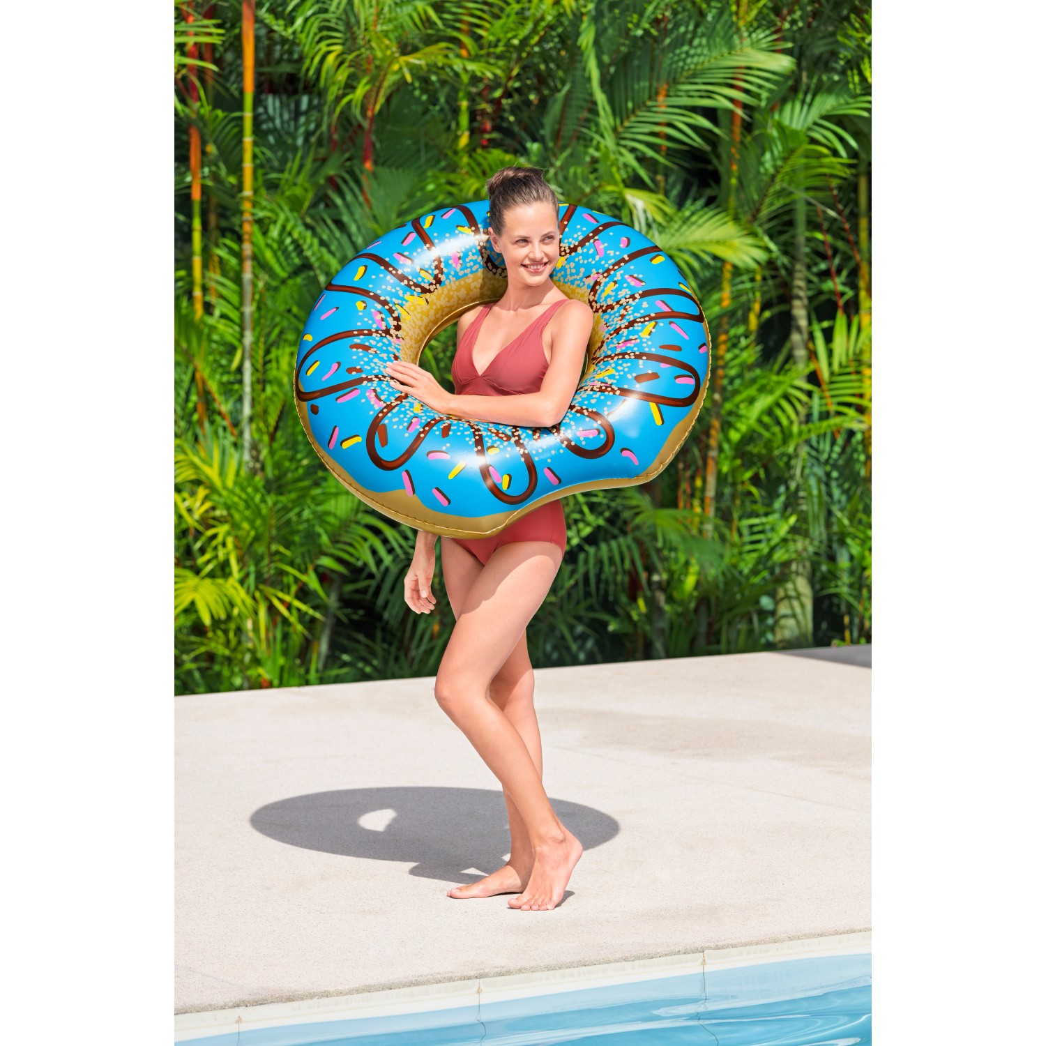 Frau mit blauem Bestway Schwimmring Donut (Ø 107 cm) ab 12 Jahren.