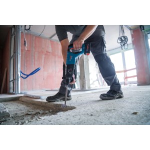 Bosch Professional Akku-Bohrhammer GBH 18V-28 DC im Einsatz beim Bohren in Beton.