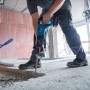 Bosch Professional Akku-Bohrhammer GBH 18V-28 DC im Einsatz beim Bohren in Beton.