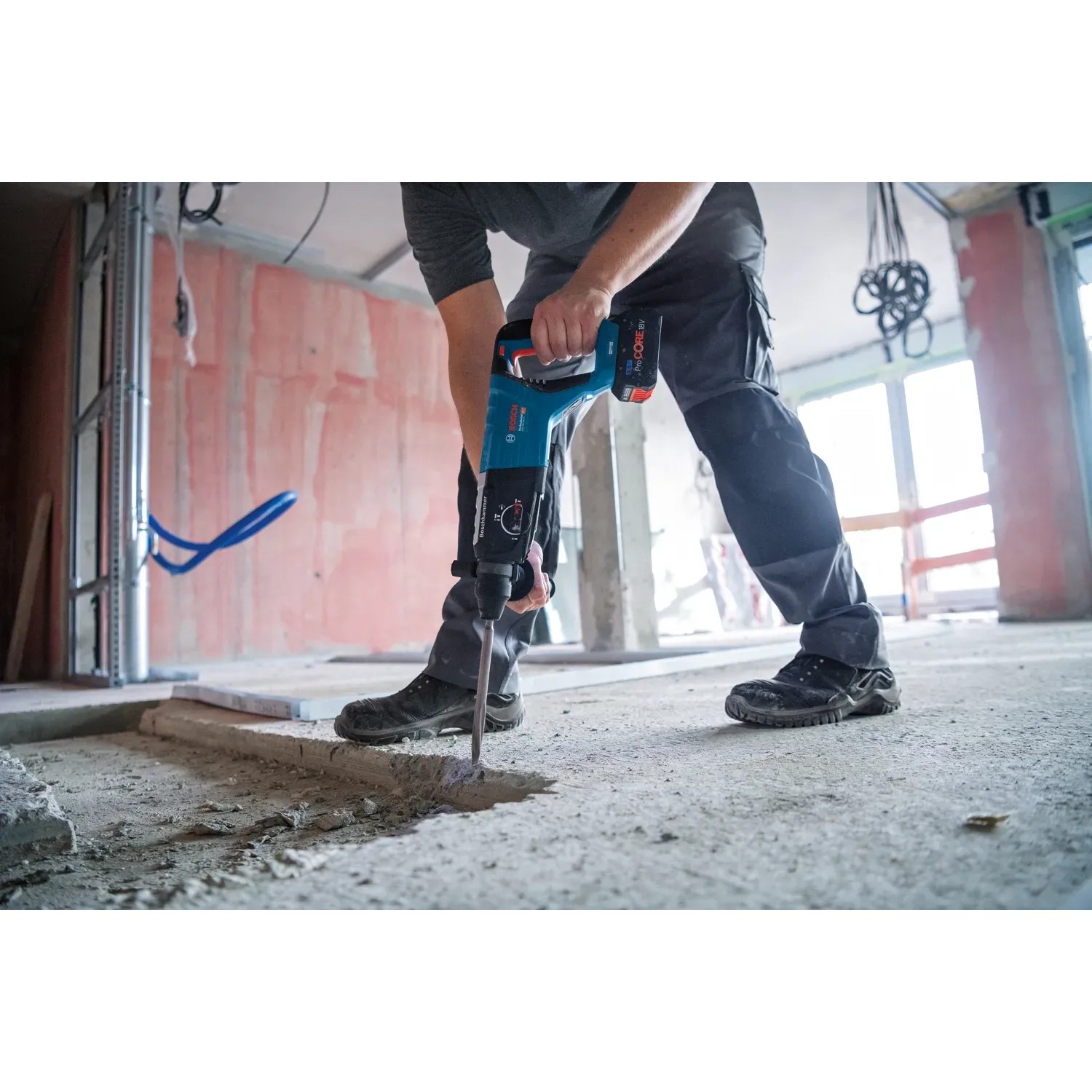 Bosch Professional Akku-Bohrhammer GBH 18V-28 DC im Einsatz beim Bohren in Beton.