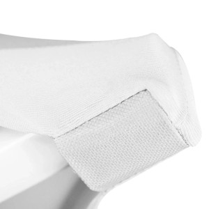 Nahaufnahme der weißen Beautissu Stella Stehtischhusse, Detail der verstärkten Fußtasche aus Stretchstoff für sicheren Halt.