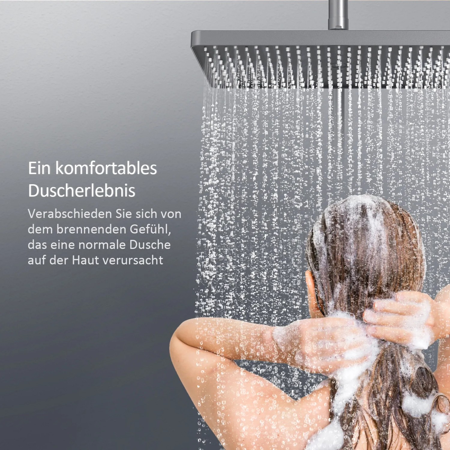 Anthrazitfarbenes Emke Duschsystem mit Regendusche und Handbrause im Einsatz.