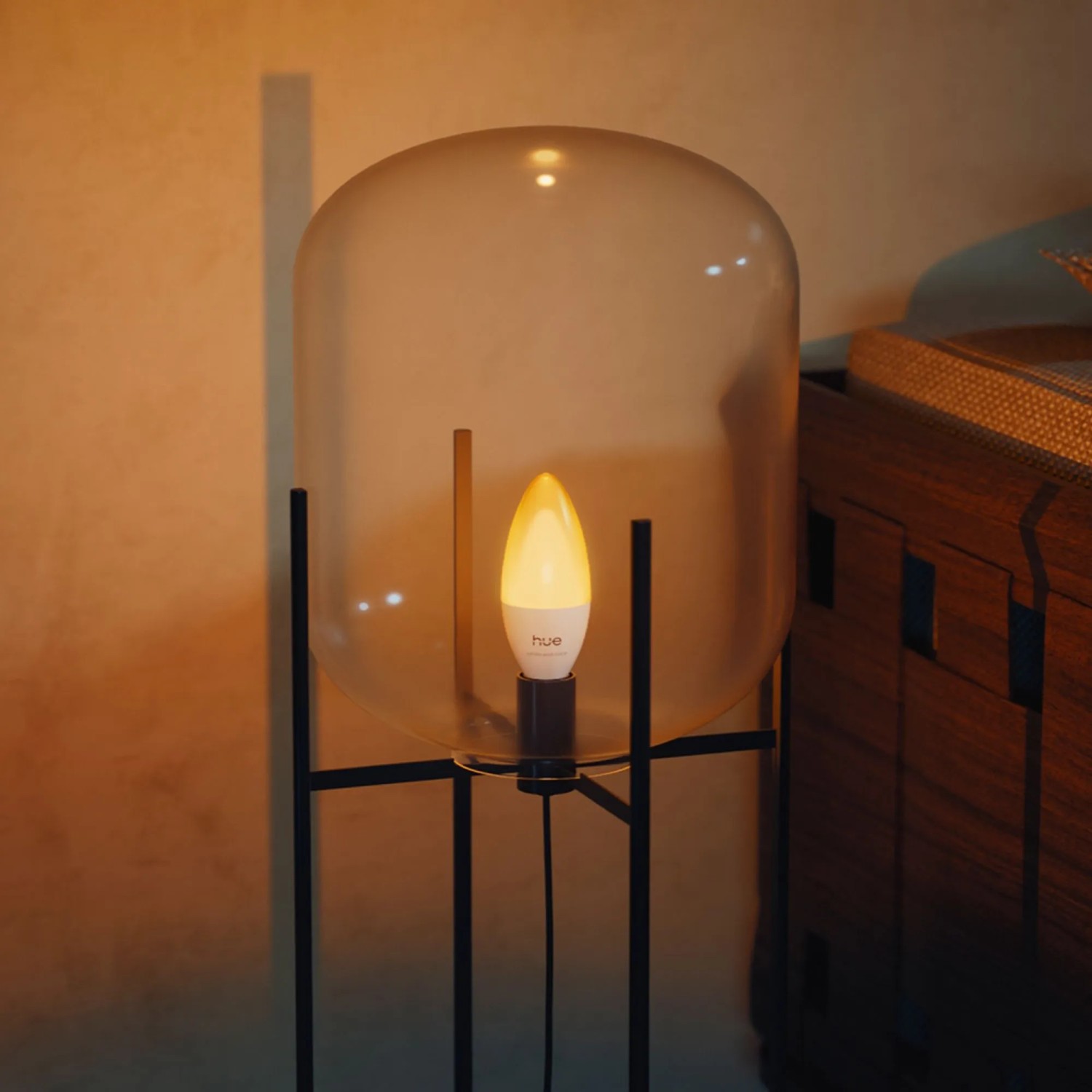 Philips Hue E14 Kerzenform Leuchtmittel in moderner Lampe, warmweiß leuchtend, für smarte Beleuchtung.