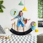 Kind balanciert auf schwarzem CCLIFE Holz Balance Board im Kinderzimmer. Montessori Spielzeug für Gleichgewicht & Koordination.