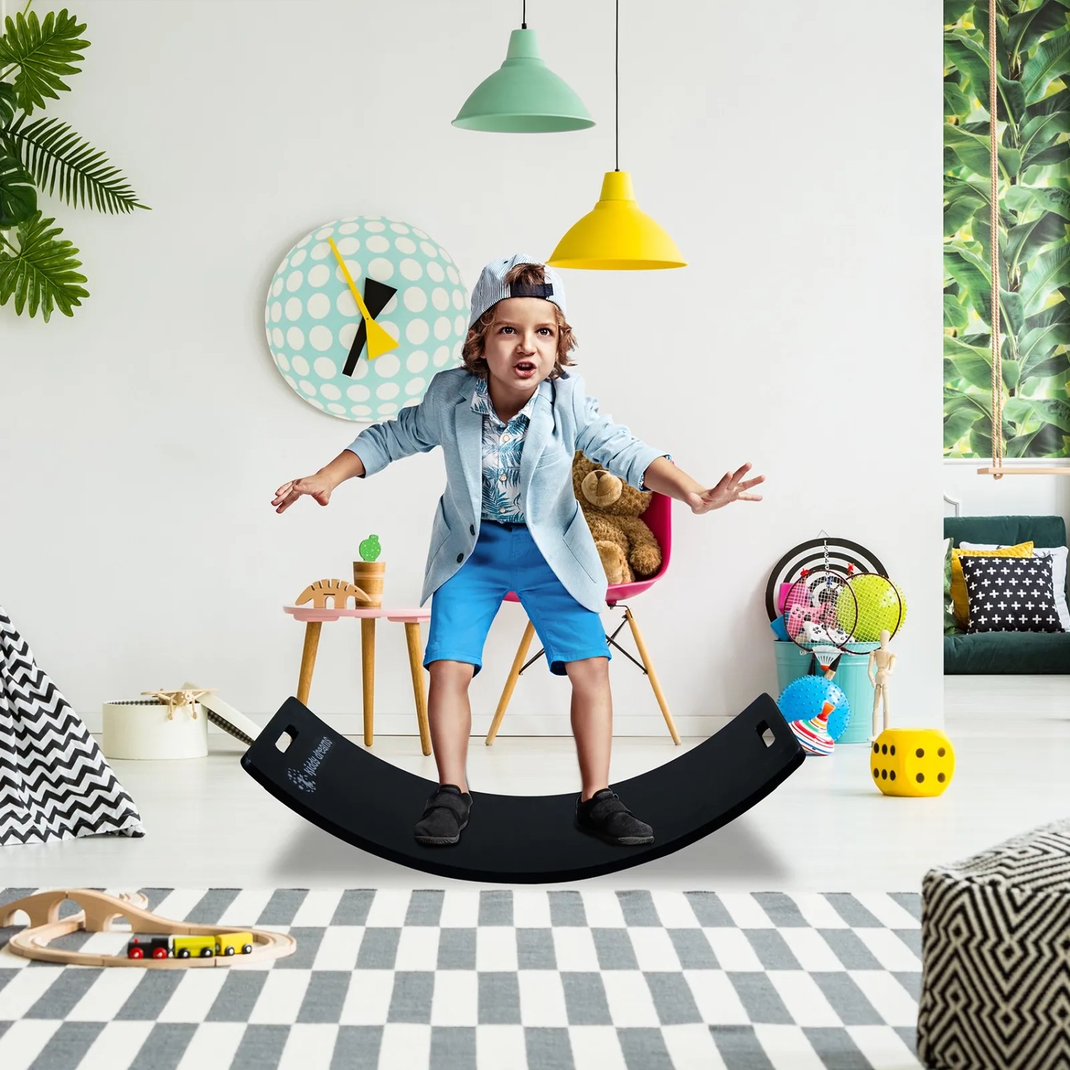 Kind balanciert auf schwarzem CCLIFE Holz Balance Board im Kinderzimmer. Montessori Spielzeug für Gleichgewicht & Koordination.