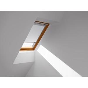 Weißes Velux Verdunkelungsrollo Classic DBL C02 4288 für ein Dachfenster.