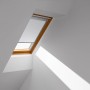 Weißes Velux Verdunkelungsrollo Classic DBL C02 4288 für ein Dachfenster.