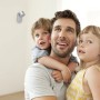Philips LED-Spot Star Silber an Wand, Mann mit Kindern im Lichtkegel.