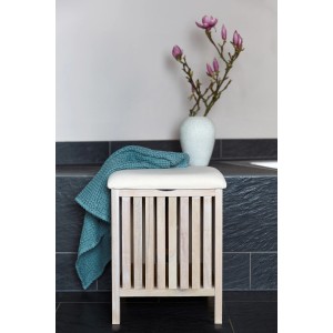 Wenko Badhocker Norway Weiß aus Walnussholz mit Sitzpolster und Handtuch.