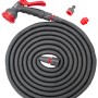 Flexibler Gartenschlauch (16,5m) grau/rot mit Brause und Anschluss-Stück, aufgerollt.