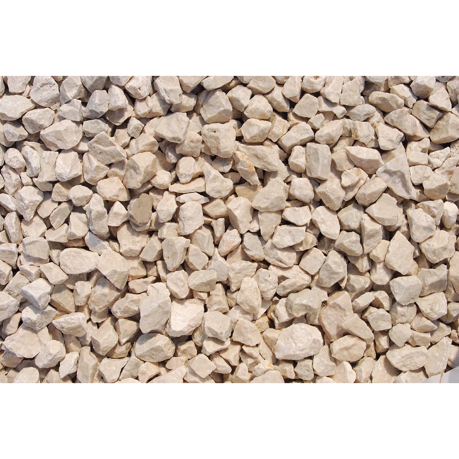 Nahaufnahme von Chateau-Beige Marmorsplitt 16-25 mm, Zierkies für Garten und Landschaftsbau.