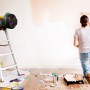 Bosch Akku-Ventilator UniversalFan 18V-1000 auf Leiter, Frau streicht Wand. Akkugerät für Heimwerker.