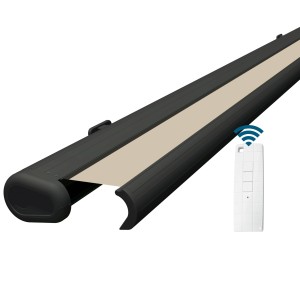 Elektrische Kassettenmarkise in Anthrazit mit beigem Tuch und Fernbedienung.