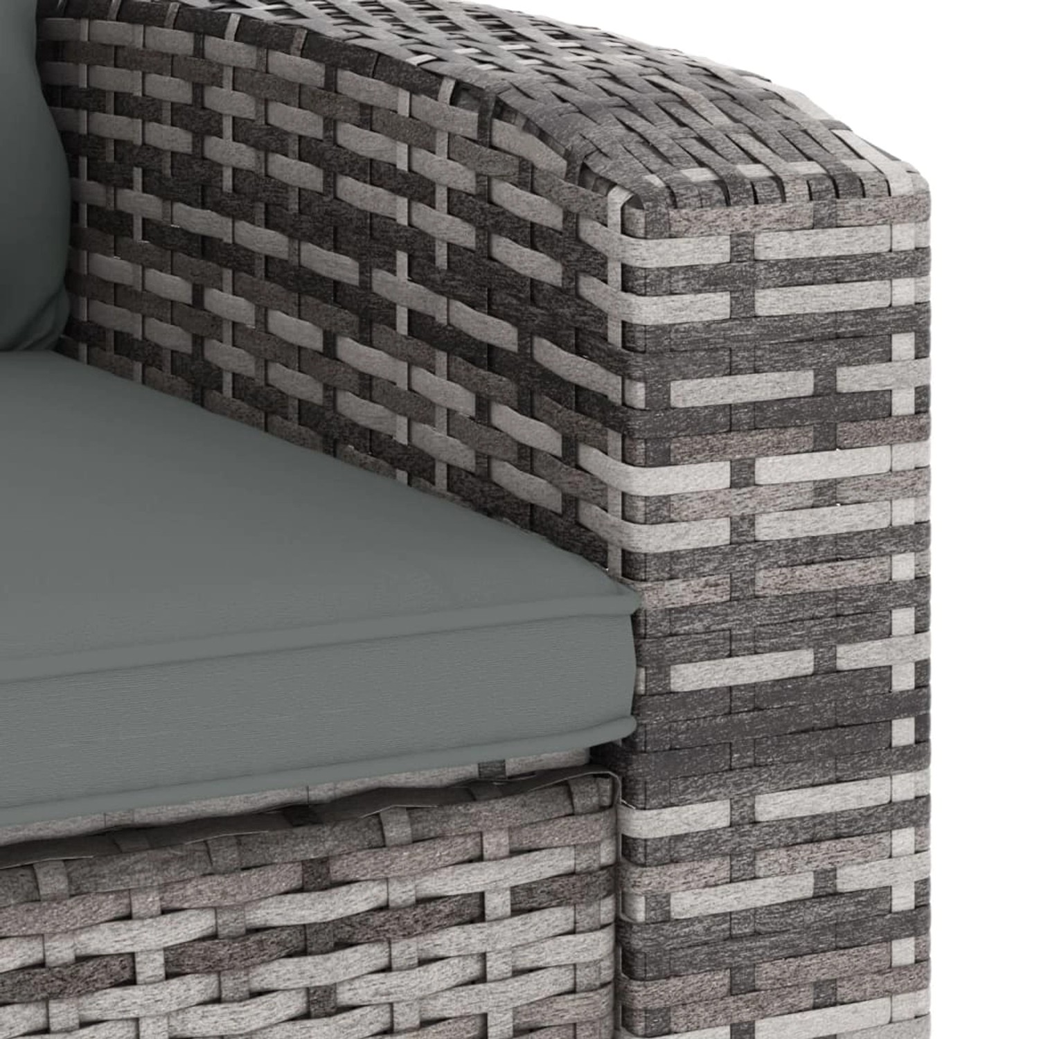 Detailaufnahme: Grauer, verstellbarer Gartensessel aus Rattan mit Kissen.