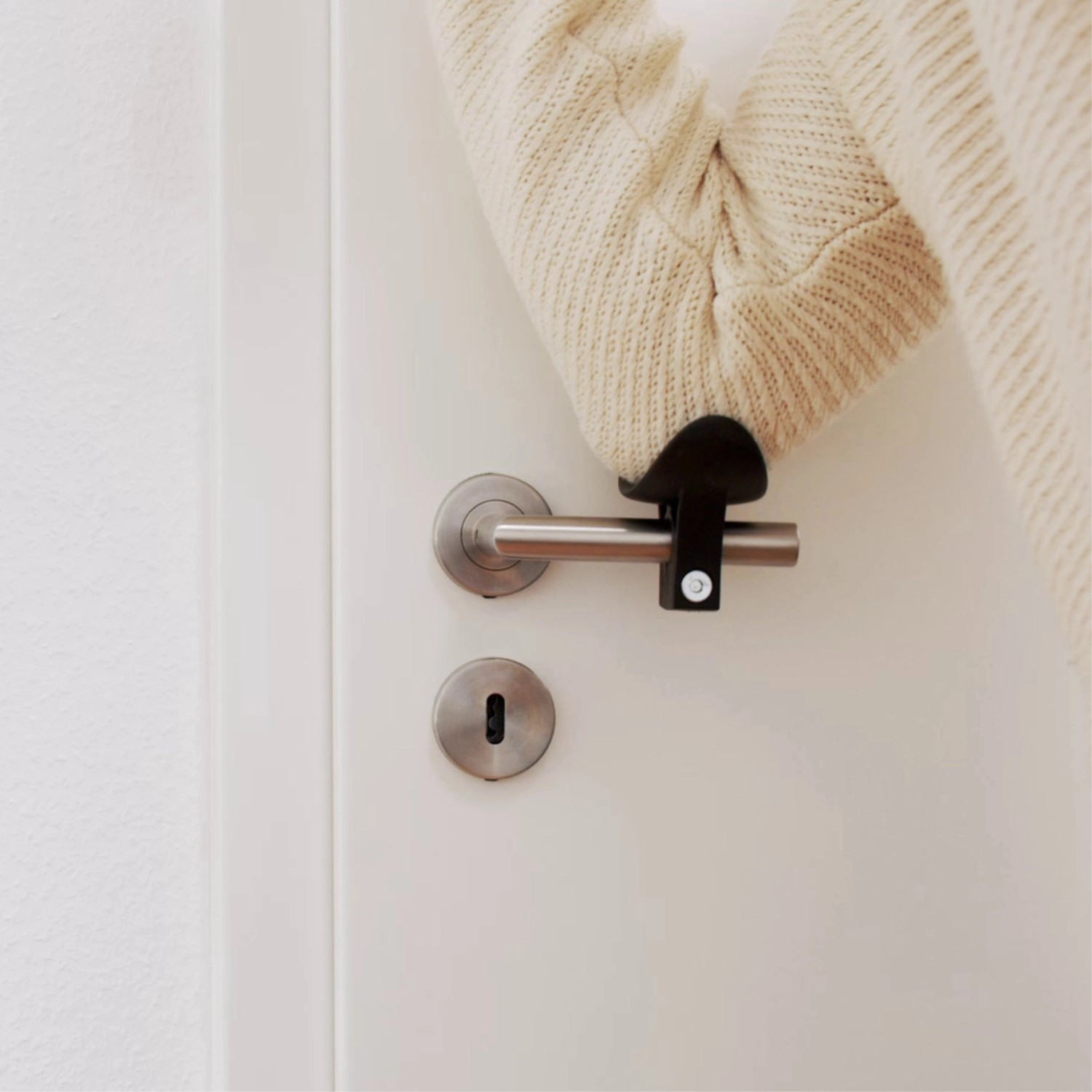 Wagner Hygienischer Klinkenaufsatz Schwarz an Tür, bedient mit Ellenbogen.