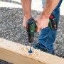 Bosch Advanced Drill 18 V-80 Akku-Bohrschrauber beim Bohren in Holz.
