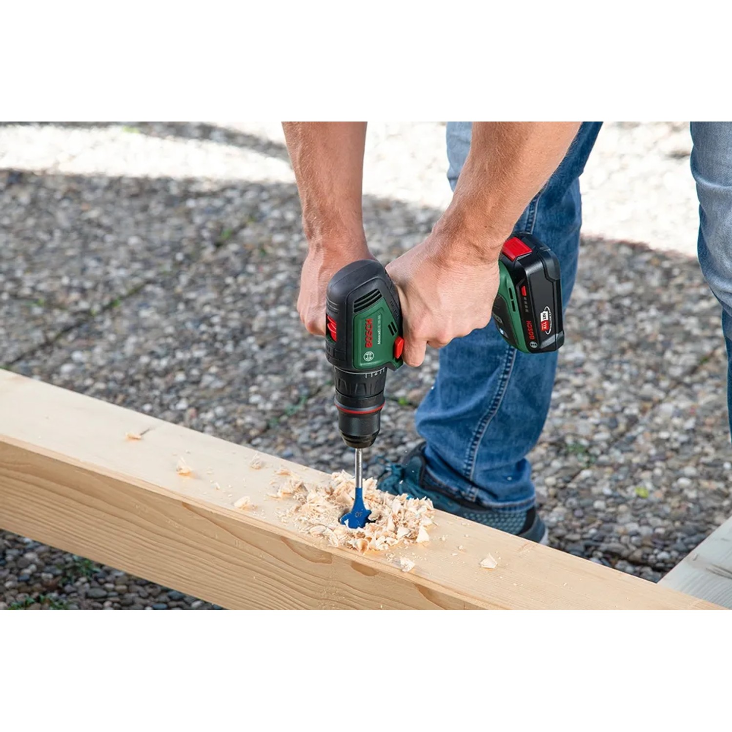 Bosch Advanced Drill 18 V-80 Akku-Bohrschrauber beim Bohren in Holz.