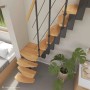 Raumspartreppe Quadro Buche Natur mit Brillant-Schwarz Metallgeländer im Wohnraum.