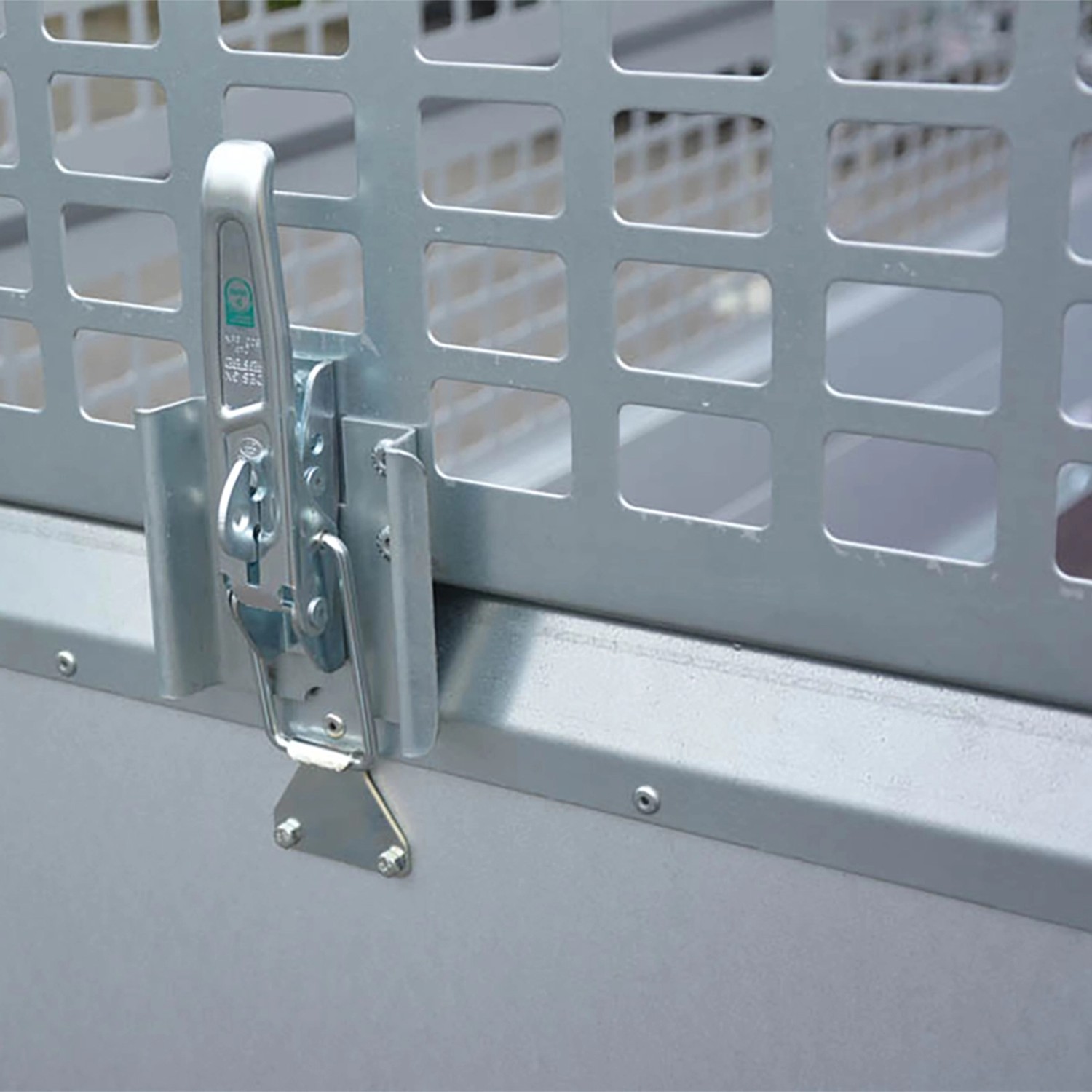 Detailaufnahme: Verschluss am Gitteraufsatz des Stema Kippanhänger REX 25.